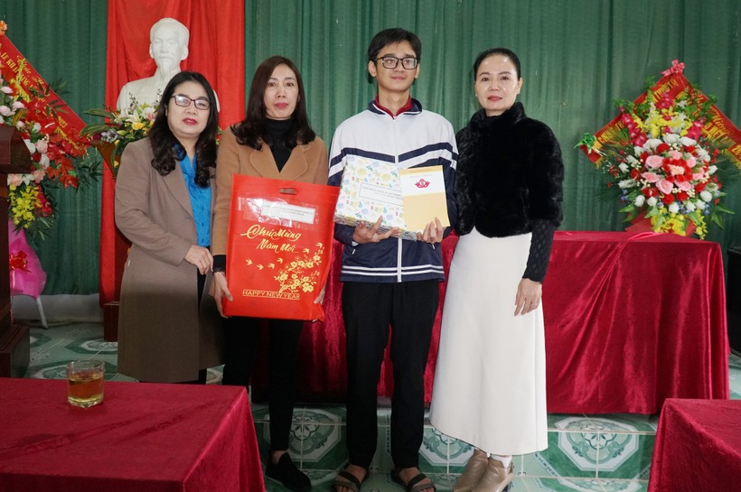 'Mẹ đỡ đầu' trao quà tết, hỗ trợ học sinh mồ côi tỉnh Nghệ An ảnh 1