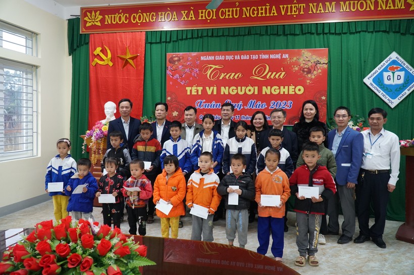 Sở GD&ĐT Nghệ An trao quà tết cho gần 200 giáo viên, học sinh khó khăn ảnh 5