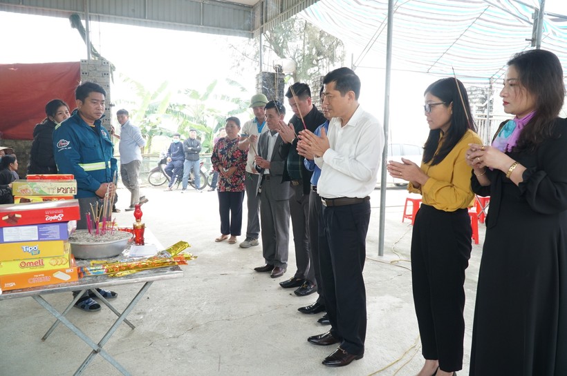 Đoàn công tác ngành giáo dục Nghệ An thăm viếng 3 mẹ con tử vong thương tâm do tai nạn tại xã Hưng Trung, huyện Hưng Nguyên. Ảnh: Hồ Lài.