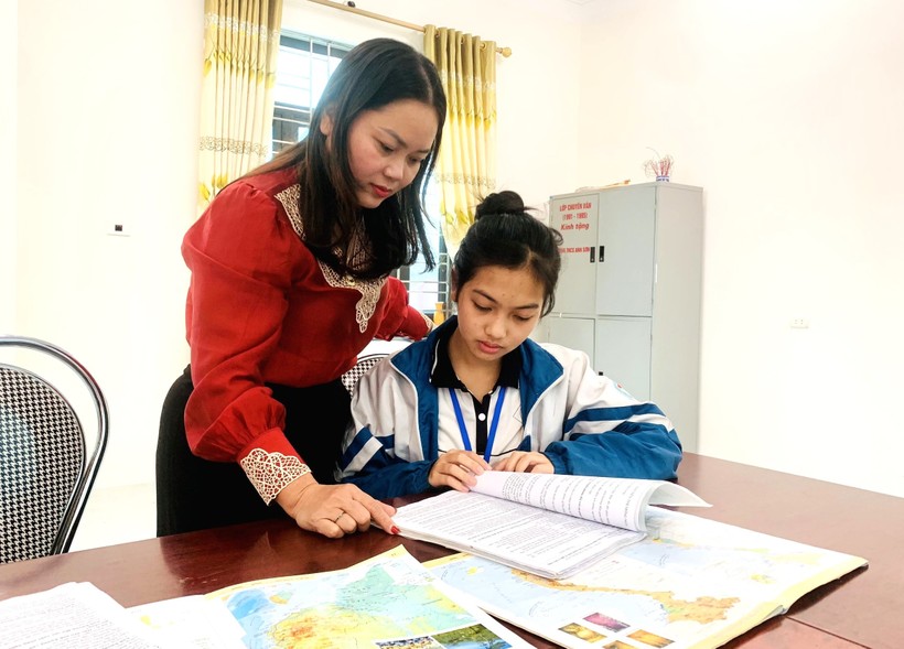 Em Trần Tuệ Nhân - lớp 9D, Trường THCS Anh Sơn (huyện Anh Sơn, Nghệ An) cùng cô giáo bồi dưỡng môn Địa lý. Ảnh: Hồ Lài.