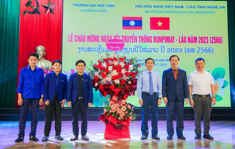 Lưu học sinh Lào tại Trường ĐH Vinh mừng đón Tết Bun-pi-may ảnh 4