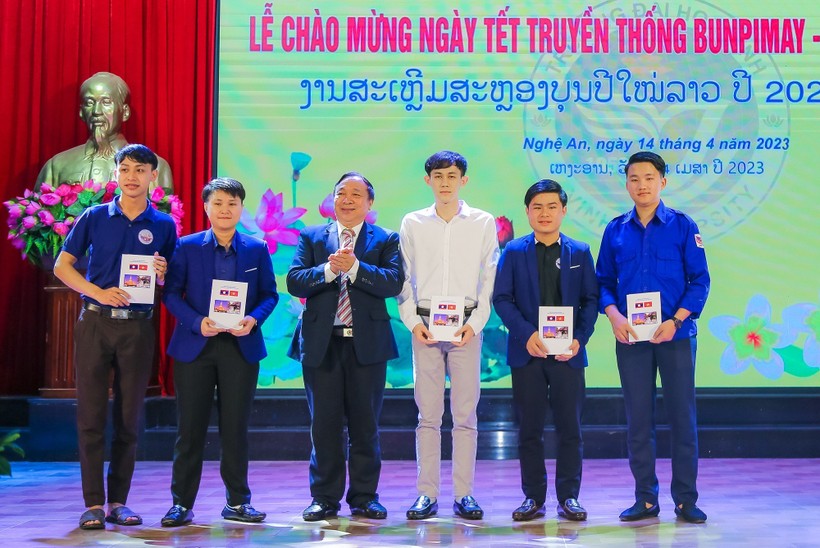 Lưu học sinh Lào tại Trường ĐH Vinh mừng đón Tết Bun-pi-may ảnh 6