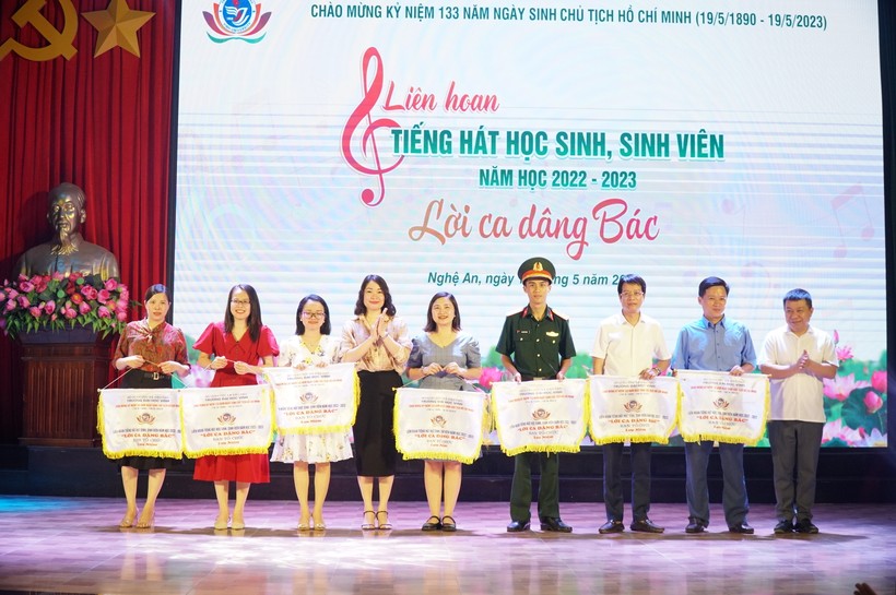 Trường ĐH Vinh liên hoan tiếng hát HSSV chủ đề 'Lời ca dâng Bác' ảnh 4