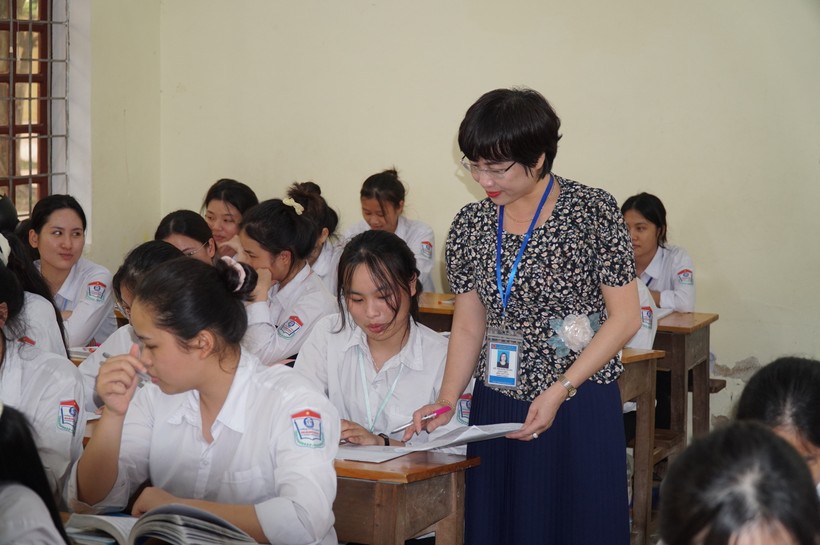 Cô trò Trường THPT Hoàng Mai (Nghệ An) trong tiết ôn thi môn Ngữ văn. Ảnh: Hồ Lài.