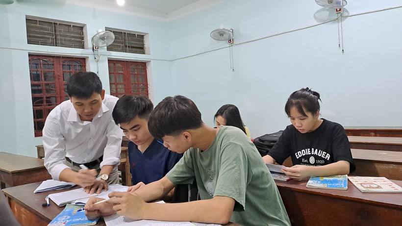 Giáo viên Trường THPT Quế Phong (Nghệ An) dạy học và phụ đạo ôn thi tốt nghiệp miễn phí cho học sinh buổi tối. Ảnh: Ngô Chiến Thắng.
