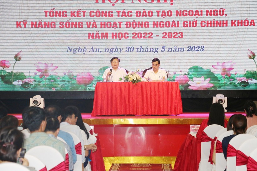 Hội nghị Tổng kết công tác đào tạo ngoại ngữ, kỹ năng sống và hoạt động ngoài giờ chính khóa tỉnh Nghệ An năm học 2022 – 2023. Ảnh: Hồ Lài.