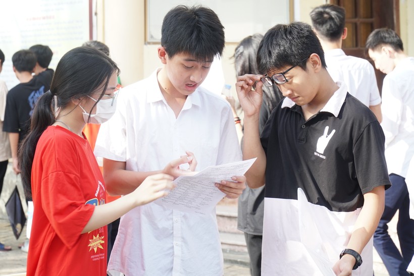 Thí sinh tại điểm thi Trường THPT Hà Huy Tập (TP Vinh, Nghệ An) trao đổi đáp án sau khi kết thúc môn thi tiếng Anh, kỳ thi tuyển sinh vào lớp 10 THPT. Ảnh: Hồ Lài.