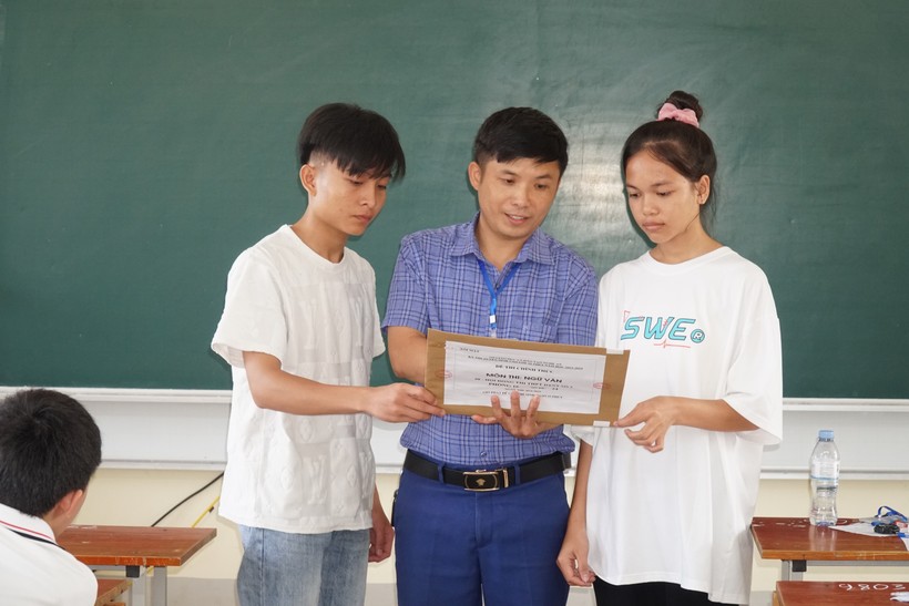 Thí sinh dự thi môn Ngữ văn vào lớp 10 THPT sáng 5/6 tại Hội đồng thi Trường Phổ thông DTNT THPT số 2 Nghệ An. Ảnh: Hồ Lài.