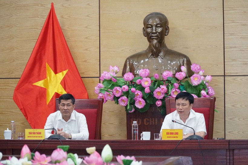 Ông Bùi Đình Long (bên phải) - Phó Chủ tịch UBND tỉnh Nghệ An chỉ đạo công tác chuẩn bị, tổ chức kỳ thi tốt nghiệp THPT năm 2023 tại địa bàn. Ảnh: Hồ Lài.