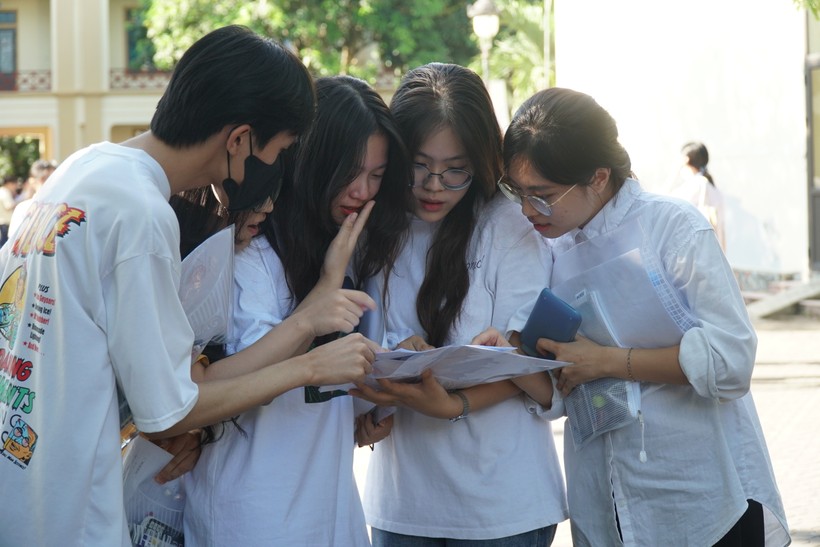 Thí sinh Nghệ An hoàn thành bài thi môn Toán, kỳ thi Tốt nghiệp THPT 2023. Ảnh: Hồ Lài.