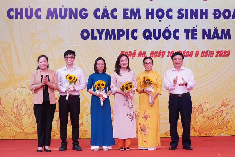 Bí thư Tỉnh ủy Nghệ An gặp mặt chúc mừng 4 học sinh đoạt huy chương quốc tế ảnh 4