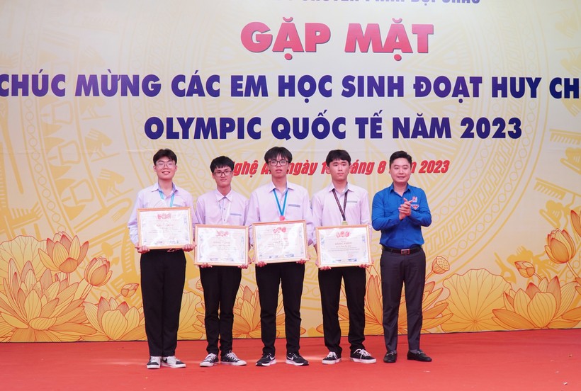 Bí thư Tỉnh ủy Nghệ An gặp mặt chúc mừng 4 học sinh đoạt huy chương quốc tế ảnh 5