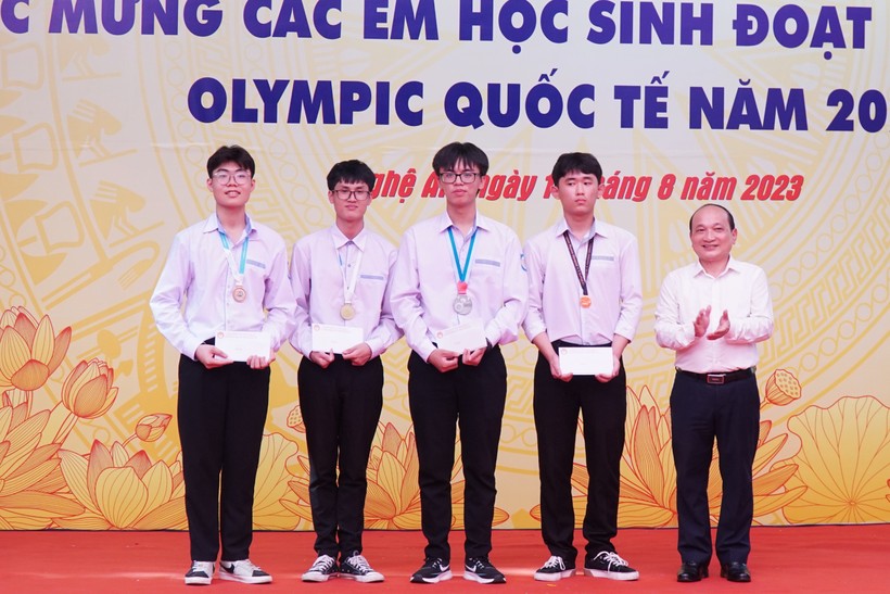Bí thư Tỉnh ủy Nghệ An gặp mặt chúc mừng 4 học sinh đoạt huy chương quốc tế ảnh 6