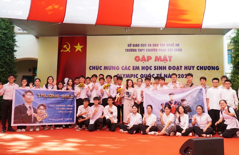 Bí thư Tỉnh ủy Nghệ An gặp mặt chúc mừng 4 học sinh đoạt huy chương quốc tế ảnh 7