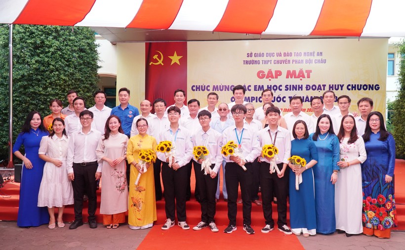 Bí thư Tỉnh ủy Nghệ An gặp mặt chúc mừng 4 học sinh đoạt huy chương quốc tế ảnh 8