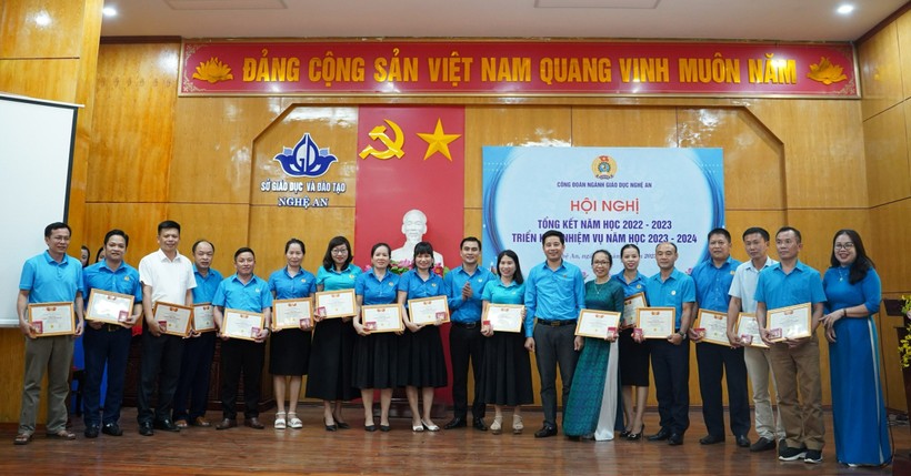 Trao Kỷ niệm chương Công đoàn của Tổng Liên đoàn Lao động cho cho 17 cá nhân thuộc Công đoàn ngành Giáo dục Nghệ An. Ảnh: Hồ Lài.