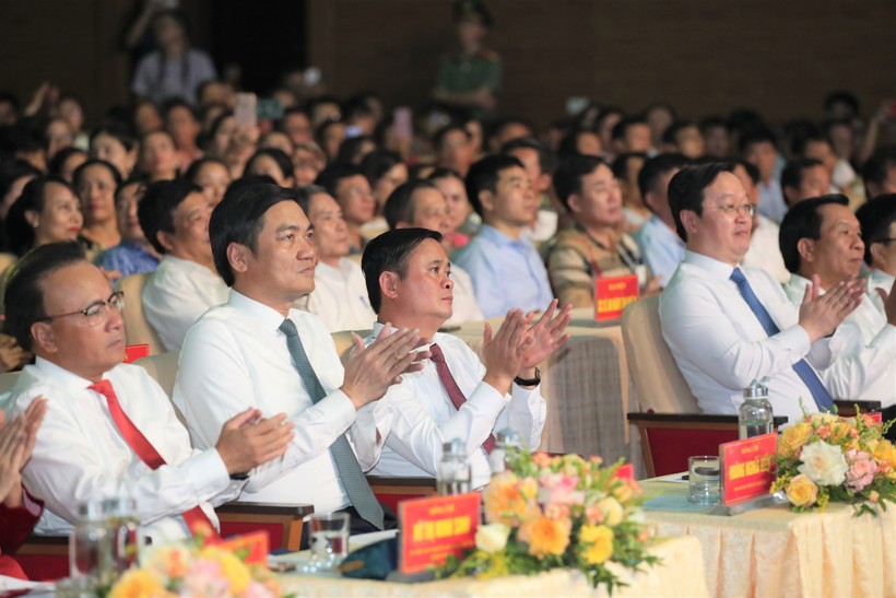 Gần 3 tỷ đồng khen thưởng học sinh, giáo viên xuất sắc tỉnh Nghệ An năm 2023  ảnh 1