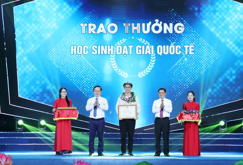 Gần 3 tỷ đồng khen thưởng học sinh, giáo viên xuất sắc tỉnh Nghệ An năm 2023  ảnh 2