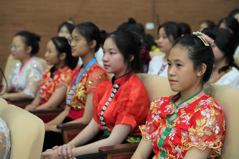 Gần 3 tỷ đồng khen thưởng học sinh, giáo viên xuất sắc tỉnh Nghệ An năm 2023  ảnh 6
