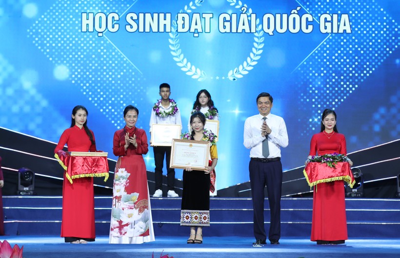Gần 3 tỷ đồng khen thưởng học sinh, giáo viên xuất sắc tỉnh Nghệ An năm 2023  ảnh 3