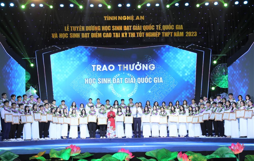 Gần 3 tỷ đồng khen thưởng học sinh, giáo viên xuất sắc tỉnh Nghệ An năm 2023  ảnh 4