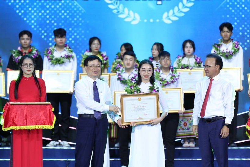 Gần 3 tỷ đồng khen thưởng học sinh, giáo viên xuất sắc tỉnh Nghệ An năm 2023  ảnh 7