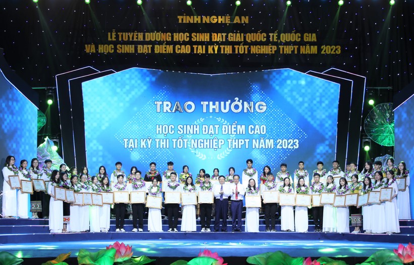 Gần 3 tỷ đồng khen thưởng học sinh, giáo viên xuất sắc tỉnh Nghệ An năm 2023  ảnh 8