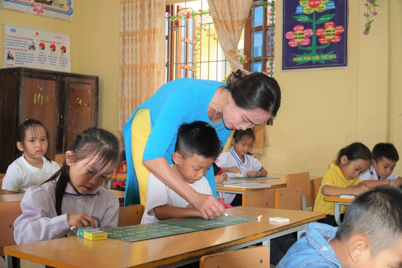 Giờ học của cô trò Trường Tiểu học Thạch Ngàn, huyện Con Cuông, Nghệ An. Ảnh: Hồ Lài ảnh 4