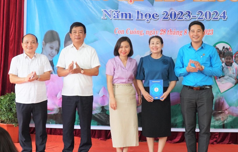 Chương trình tặng 10 triệu đồng cho Trường Mầm non Thạch Ngàn, huyện Con Cuông, Nghệ An. Ảnh: Hồ Lài.