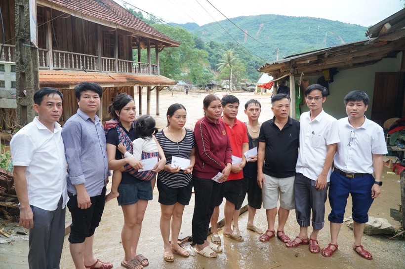 Ngành giáo dục Nghệ An hỗ trợ giáo viên huyện Kỳ Sơn bị thiệt hại trong trận lũ lịch sử năm 2022. Ảnh: Hồ Lài. ảnh 3