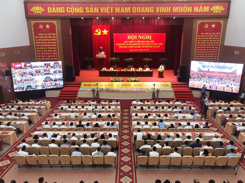Hội nghị quán triệt, triển khai thực hiện Nghị quyết số 39, ngày 18/7/2023 của Bộ Chính trị về xây dựng và phát triển tỉnh Nghệ An đến năm 2030, tầm nhìn đến năm 2045. Ảnh: BTG.