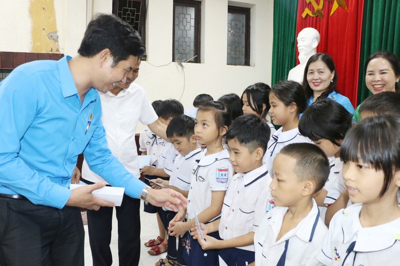 Ông Đặng Văn Hải - Chủ tịch Công đoàn giáo dục Nghệ An trao quà cho học sinh ở Làng trẻ em SOS Vinh. Ảnh: Hồ Lài. ảnh 1