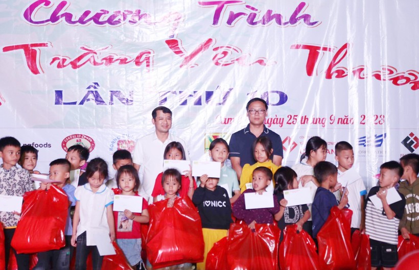 Ban tổ chức trao 280 suất học bổng, 620 suất quà trung thu cho trẻ em xã Cam Lâm. Ảnh: LQBC. ảnh 5