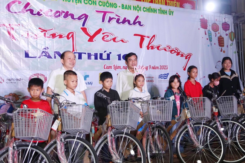 Tập đoàn TH tặng 50 xe đạp và 100 thùng sữa trị giá 130 triệu đồng cho học sinh dân tộc thiểu số xã Cam Lâm, Con Cuông. Ảnh: LQBC. ảnh 6