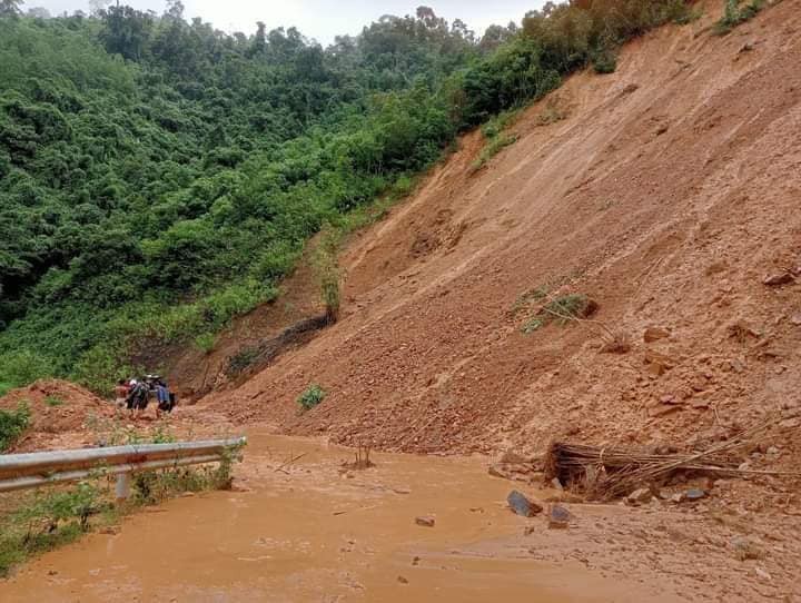 Sạt lở đất do mưa lớn chia cắt nhiều tuyến đường tại huyện Tương Dương, Nghệ An. Ảnh: NTCC. ảnh 7