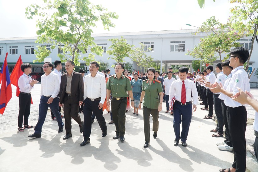 Nghệ An là tỉnh đầu tiên tiếp nhận đào tạo chương trình THPT cho lưu học sinh các tỉnh Lào, bắt đầu từ năm học 2023-2024. Ảnh: Hồ Lài. ảnh 1