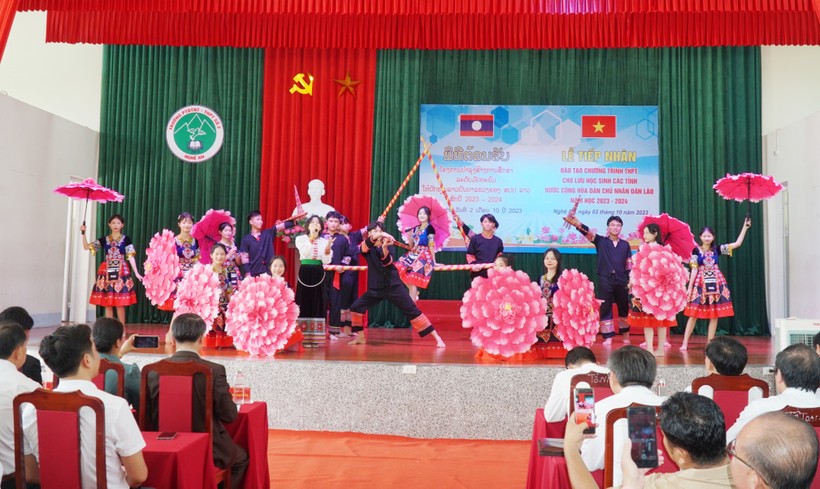 Chương trình biểu diễn nghệ thuật của học sinh Trường Phổ thông DTNT THPT số 2 tỉnh Nghệ An. Ảnh: Hồ Lài. ảnh 3