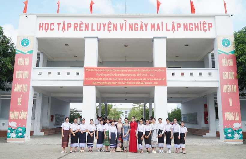 Lưu học sinh Lào chụp ảnh lưu niệm cùng các bạn và thầy cô giáo mới ở Trường Phổ thông DTNT THPT số 2 Nghệ An. Ảnh: Hồ Lài. ảnh 9