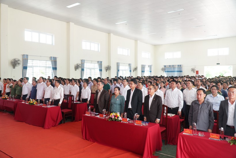 Các đại biểu tham dự lễ tiếp nhận đào tạo đào tạo chương trình THPT cho lưu học sinh các tỉnh Lào tại Trường Phổ thông DTNT THPT số 2 tỉnh Nghệ An. Ảnh: Hồ Lài. ảnh 2