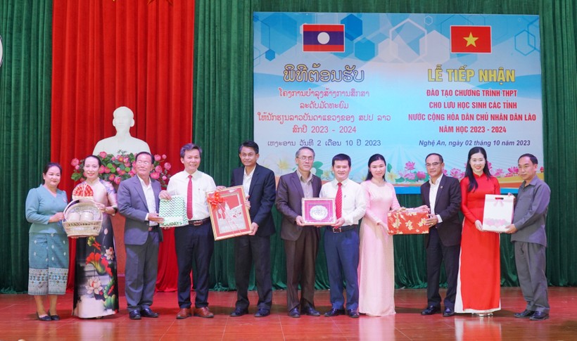 Đại diện 6 tỉnh nước bạn Lào tặng quà lưu niệm cho Trường Phổ thông DTNT THPT số 2 tỉnh Nghệ An. Ảnh: Hồ Lài. ảnh 8
