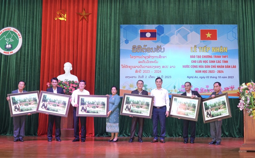 Lãnh đạo Sở GD&ĐT Nghệ An tặng quà lưu niệm cho đại diện 6 tỉnh nước bạn Lào. Ảnh: Hồ Lài. ảnh 6
