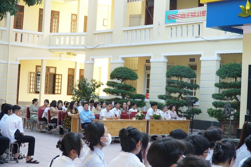 Các đại biểu dự buổi truyền thông trực tiếp về phòng, chống tác hại của thuốc lá, thuốc lá điện tử, thuốc lá nung nóng trong trường học tổ chức tại Nghệ An. Ảnh: Hồ Lài ảnh 1