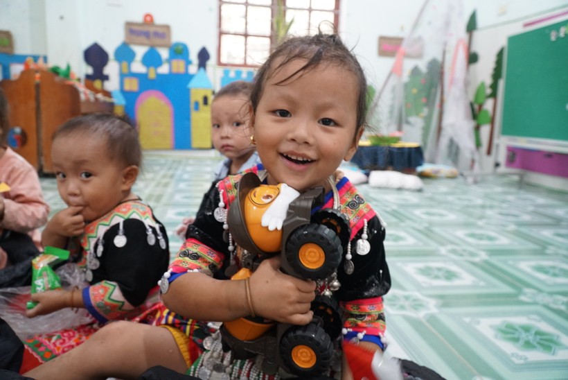 Niềm vui có đồ chơi mới của trẻ người Mông bản Hợp Thành, xã Xá Lượng, huyện Tương Dương, Nghệ An. Ảnh: Hồ Lài. ảnh 9