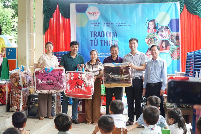 Chương trình trao tặng 70 chăn ấm cùng bánh kẹo cho học sinh Trường Phổ thông Dân tộc bán trú THCS Lượng Minh, huyện Tương Dương, Nghệ An. Ảnh: Hồ Lài. ảnh 3