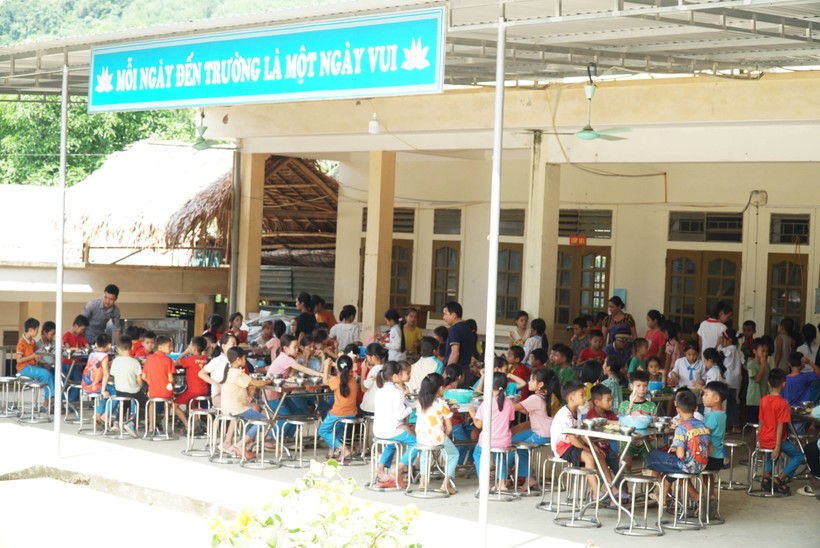 Nhà trường tận dụng khu vực sân trước phòng học để làm chỗ ăn cho học sinh bán trú. Ảnh: Hồ Lài. ảnh 11