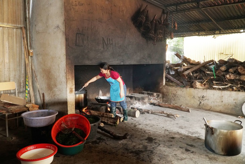Bếp ăn nội trú cũng mượn khoảng không gian của Trung tâm Giáo dục thường xuyên huyện Con Cuông để dựng tạm.