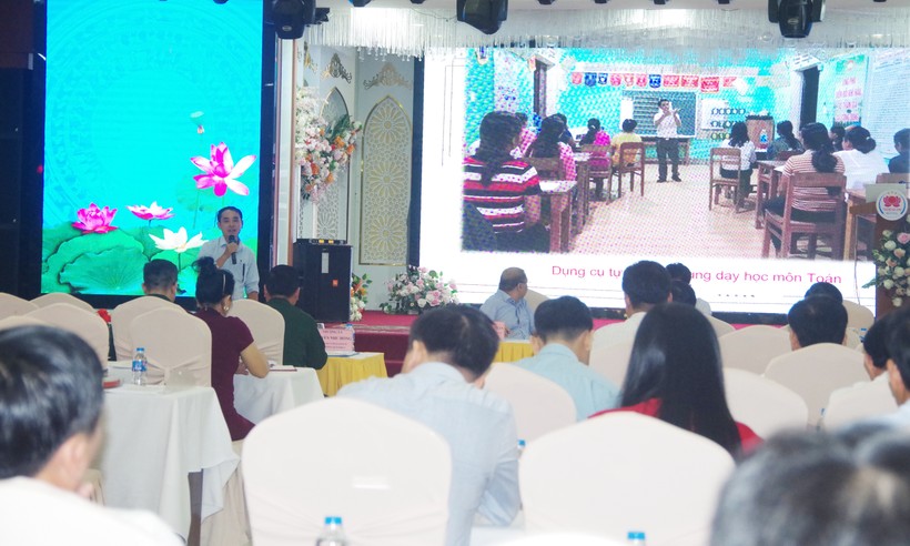 Ông Tô Chỉnh - giáo viên Trung tâm GDNN-GDTX huyện Nam Đông, tỉnh Thừa Thiên Huế chia sẻ kinh nghiệm vận động người mù chữ, chưa đạt chuẩn biết chữ tham gia học lớp xóa mù chữ. Ảnh: Hồ Lài.