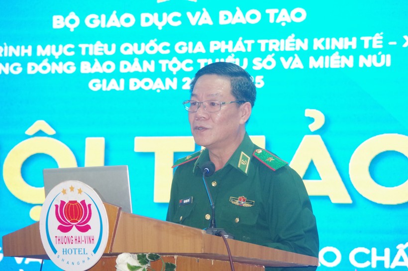 Thiếu tướng Văn Ngọc Quế - Phó Chủ nhiệm chính trị Bộ đội biên phòng chia sẻ tham luận tại hội thảo. Ảnh: Hồ Lài.