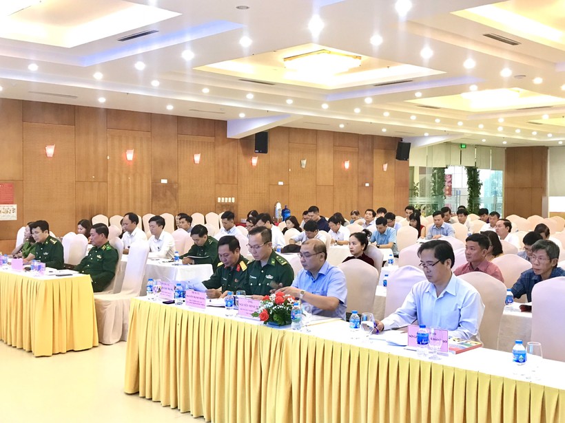 Các đại biểu tham dự hội thảo và đóng góp ý kiến nâng cao chất lượng công tác xóa mù chữ cho người dân vùng đồng bào dân tộc thiểu số. Ảnh: Hồ Lài.