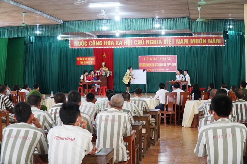 Khai giảng lớp văn hóa xóa mù chữ cho phạm nhân Trại giam số 3, Bộ Công an (đóng tại huyện Tân Kỳ, Nghệ An) năm học 2022-2023. Ảnh: Hồ Lài.